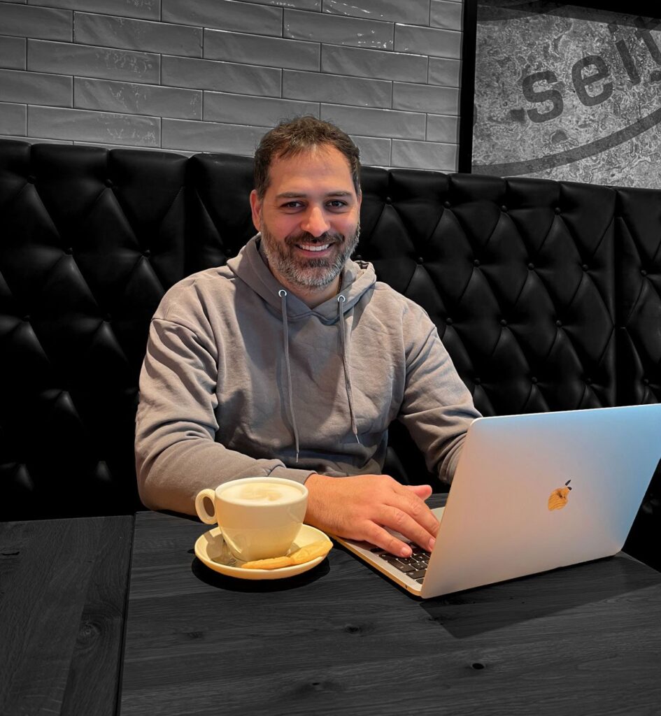 Lubomir Sivak, Mediengestalter Digital und Print, bei der Arbeit an einem Webdesign-Projekt