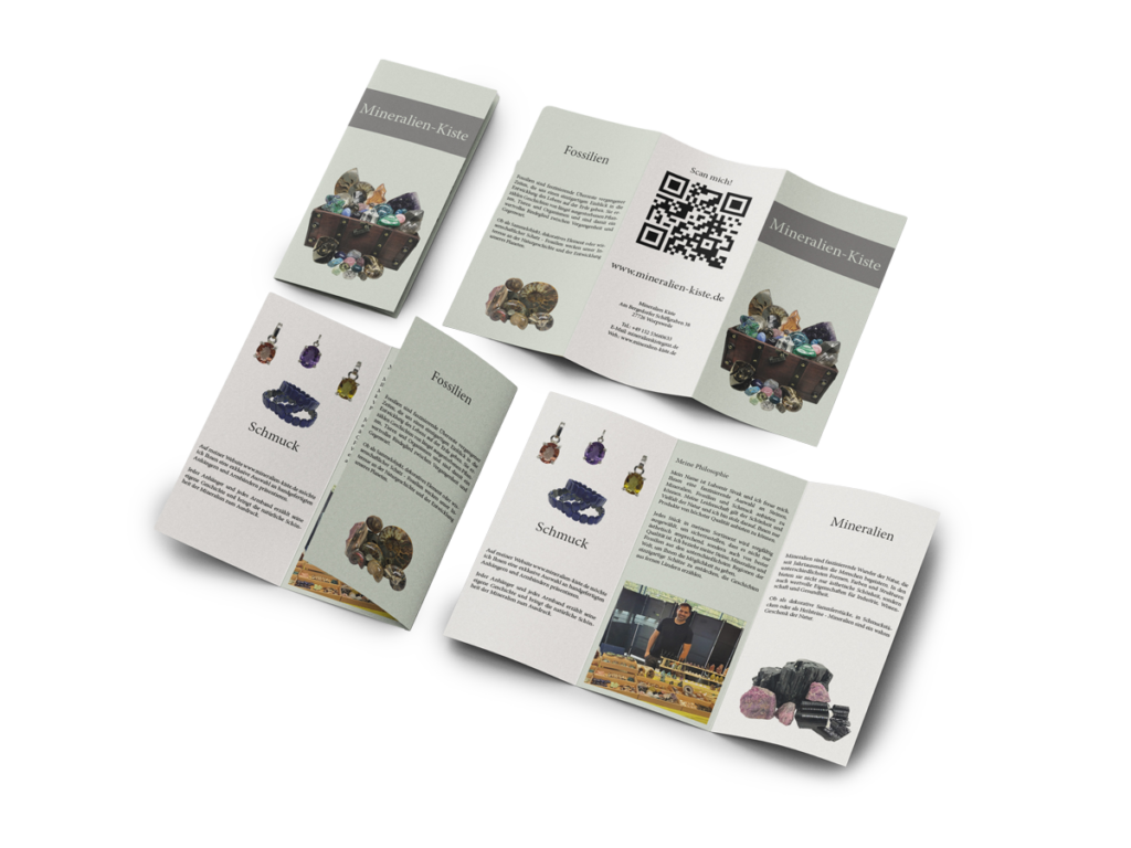 Faltblatt Mineralien-Kiste mit QR-Code auf der Rückseite und aufgeklappten Innenseiten zu Schmuck, Fossilien und Mineralien