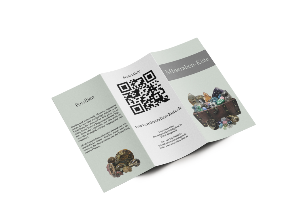Aufgeklapptes Faltblatt Mineralien-Kiste mit Fossilien-Feld, QR-Code mit Kontaktangaben und Titelseite mit Schatztruhe